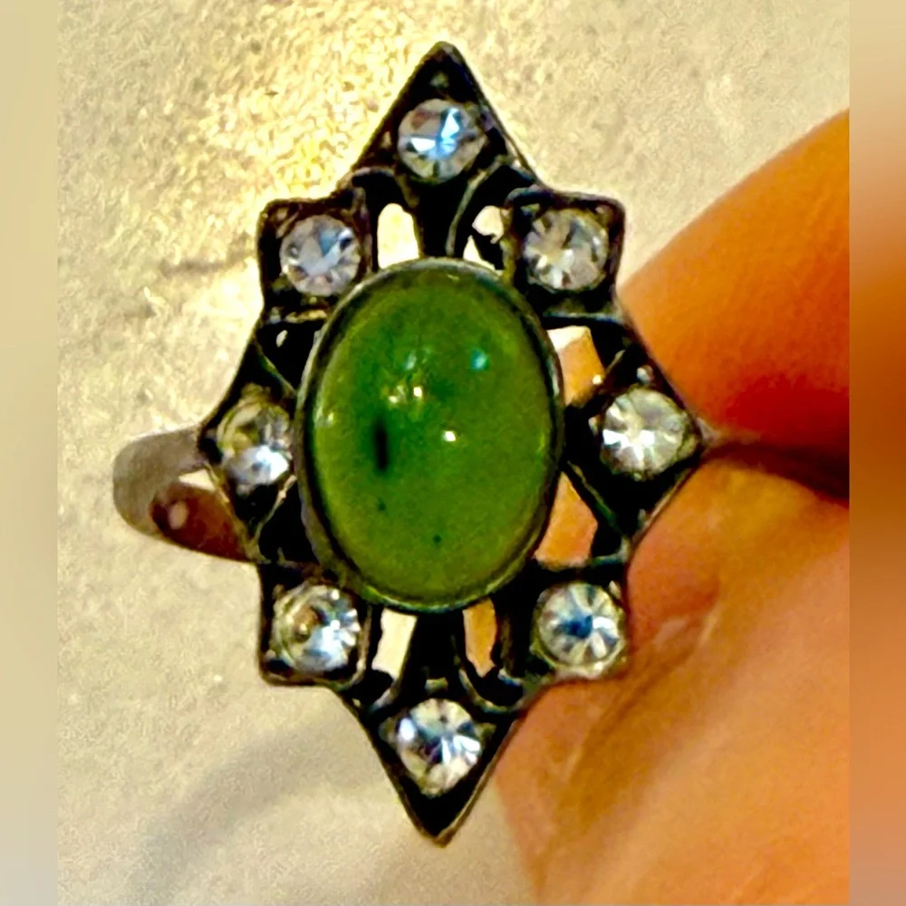 Antique Elegant Green Gemstone Ring size 5